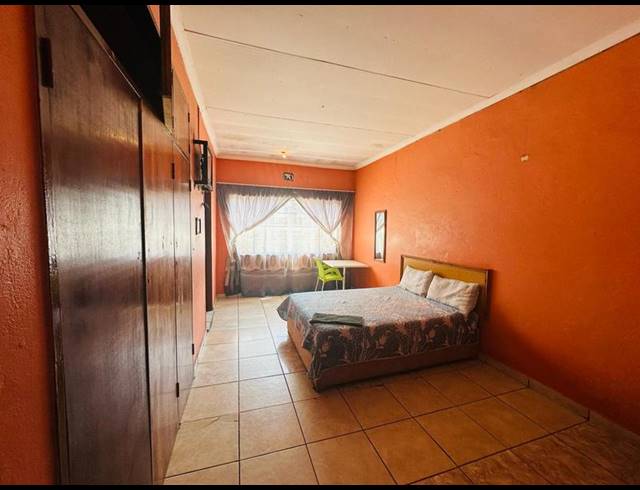 15 BEDROOM HOUSE FOR SALE IN KEMPTON PARK EXT 02